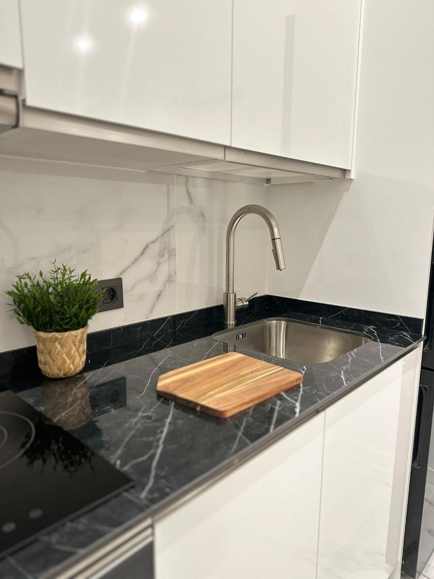 B8 Apartment *